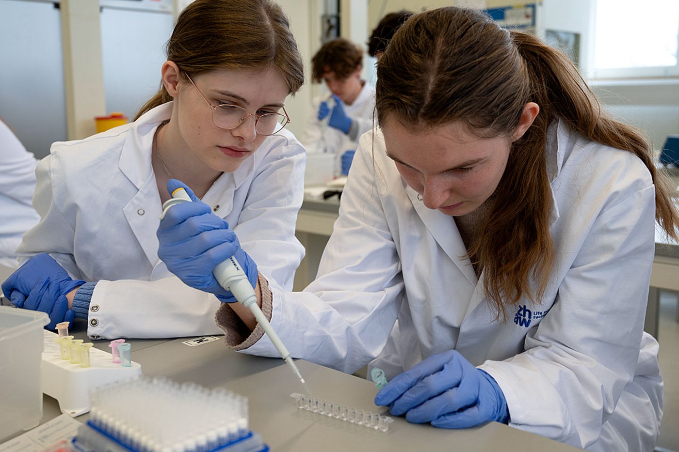 Die Lernenden der 5. Klassen erhalten einen vielfältigen Einblick in die faszinierende Welt der Technik und der Studiengänge im MINT-Bereich. Die Lernenden der 5. Klassen erhalten einen vielfältigen Einblick in die faszinierende Welt der Technik und der Studiengänge im MINT-Bereich.