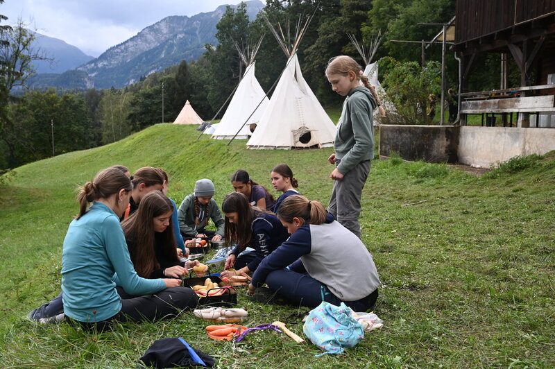 Schülerinnen und Schüler erleben gemeinsam den Alltag am Gymnasium Immensee